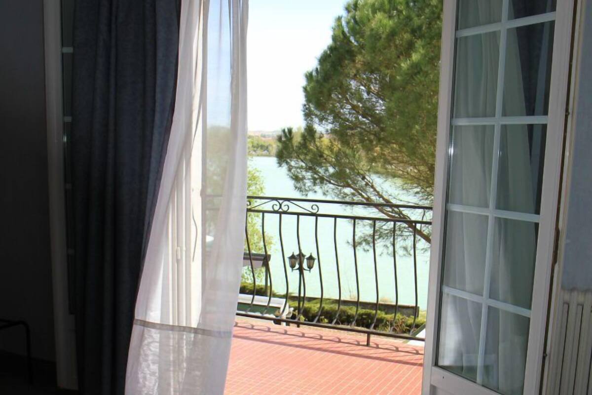 Double Room | Laptop workspace, WiFi (free), individually furnished, bed sheets