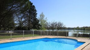 Outdoor pool - Hostellerie du Lac (L'Isle-Jourdain)