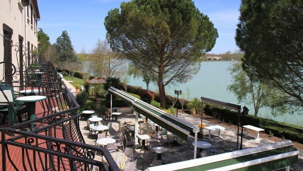 Outdoor dining - Hostellerie du Lac (L'Isle-Jourdain)