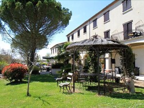 Exterior - Hostellerie du Lac (L'Isle-Jourdain)