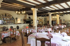 Aperto a pranzo e cena, cucina locale