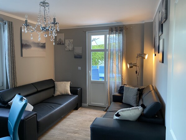 Chambre Familiale | Salle de séjour | Télévision à écran plat de 42 pouces avec chaînes par câble, télévision