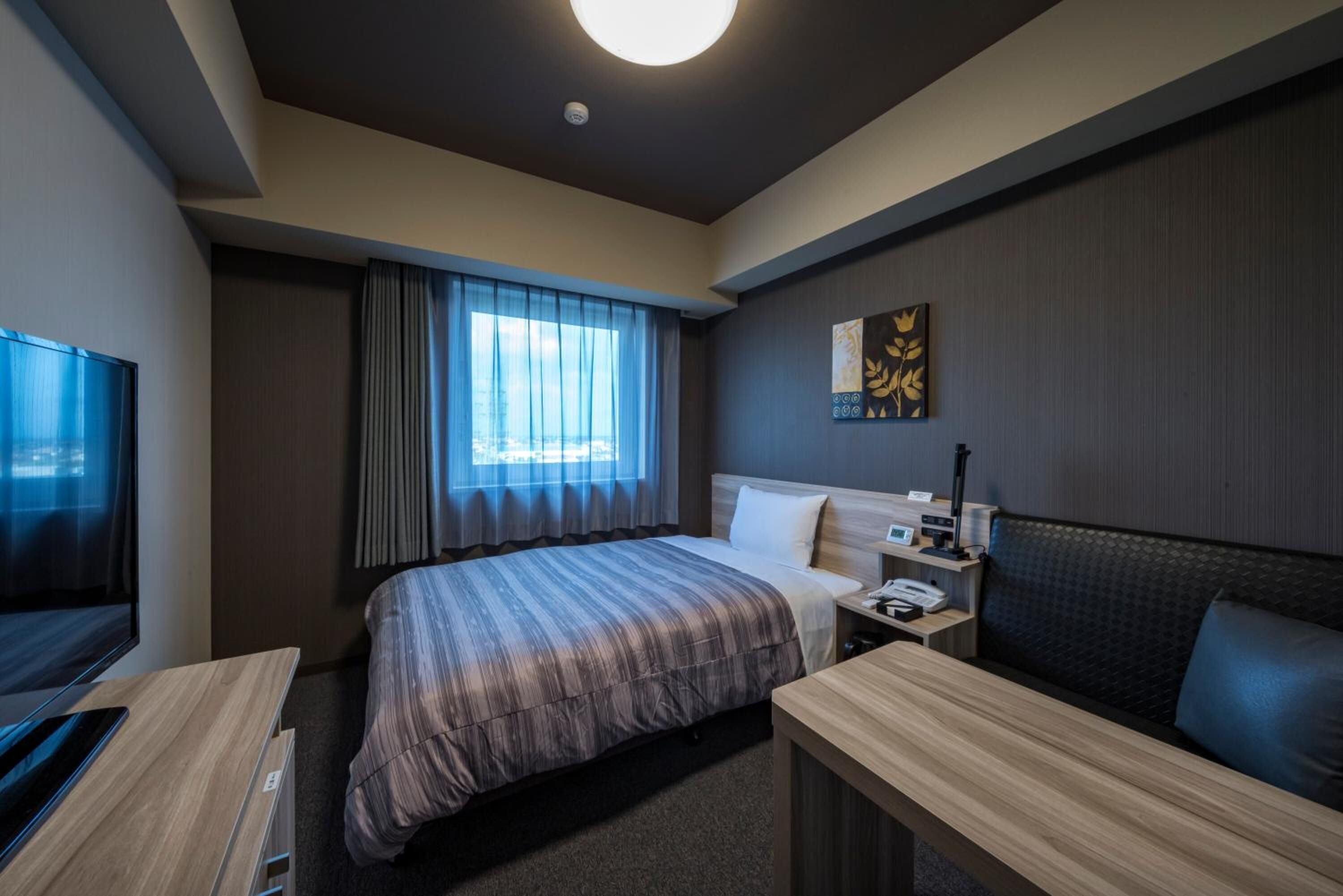 1 bedroom, desk, free wifi, bed sheets