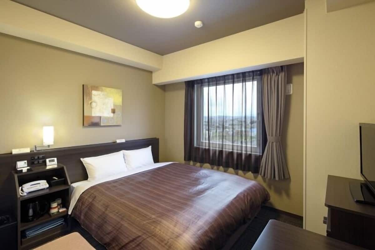 Desk, WiFi (free), bed sheets