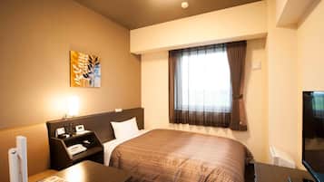Habitación de hotel con una cama, un escritorio con teléfono, una televisión, una ventana con cortinas y una obra de arte colgada en la pared.