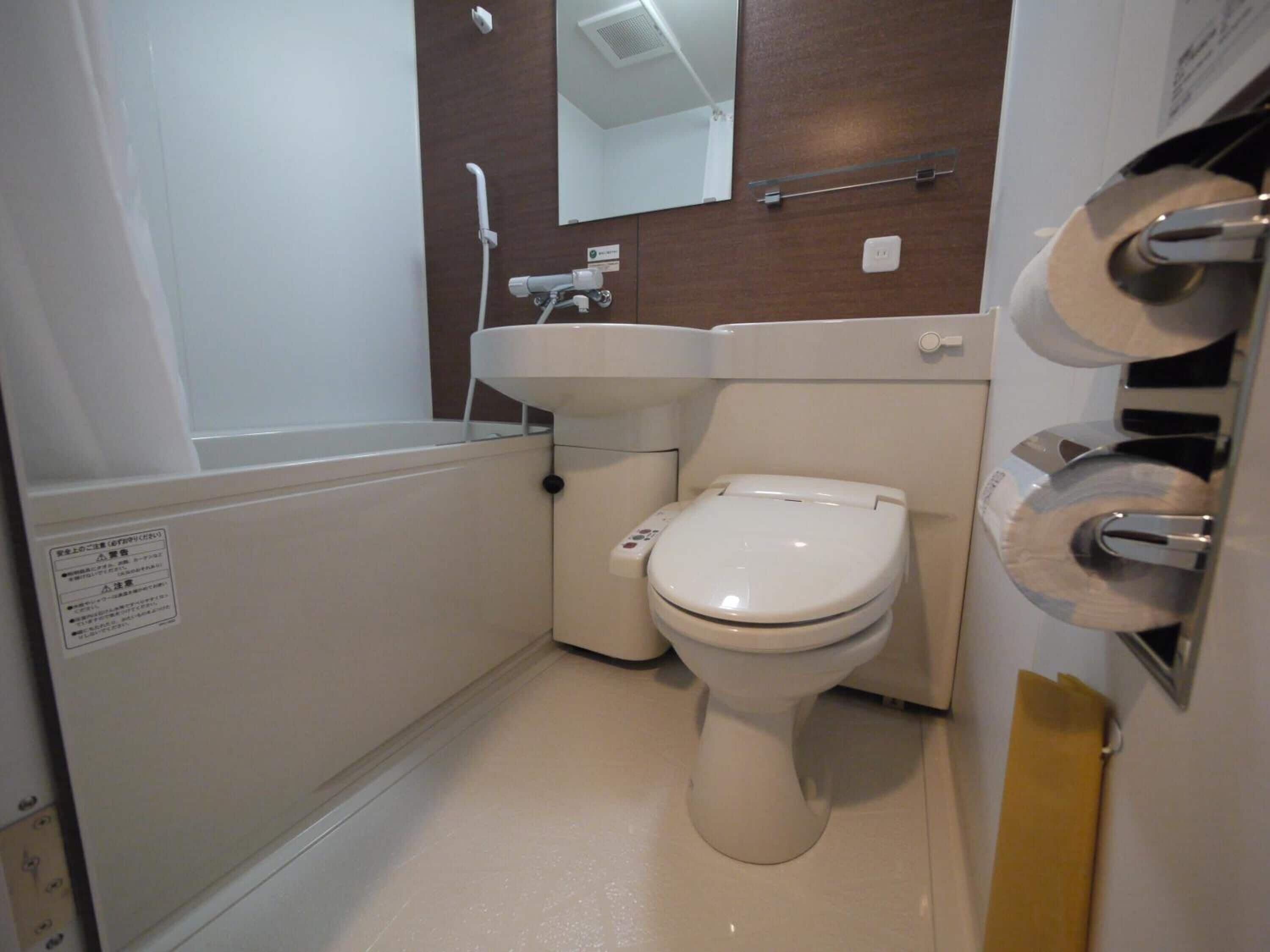 combined shower/bathtub, free toiletries, hair dryer, slippers