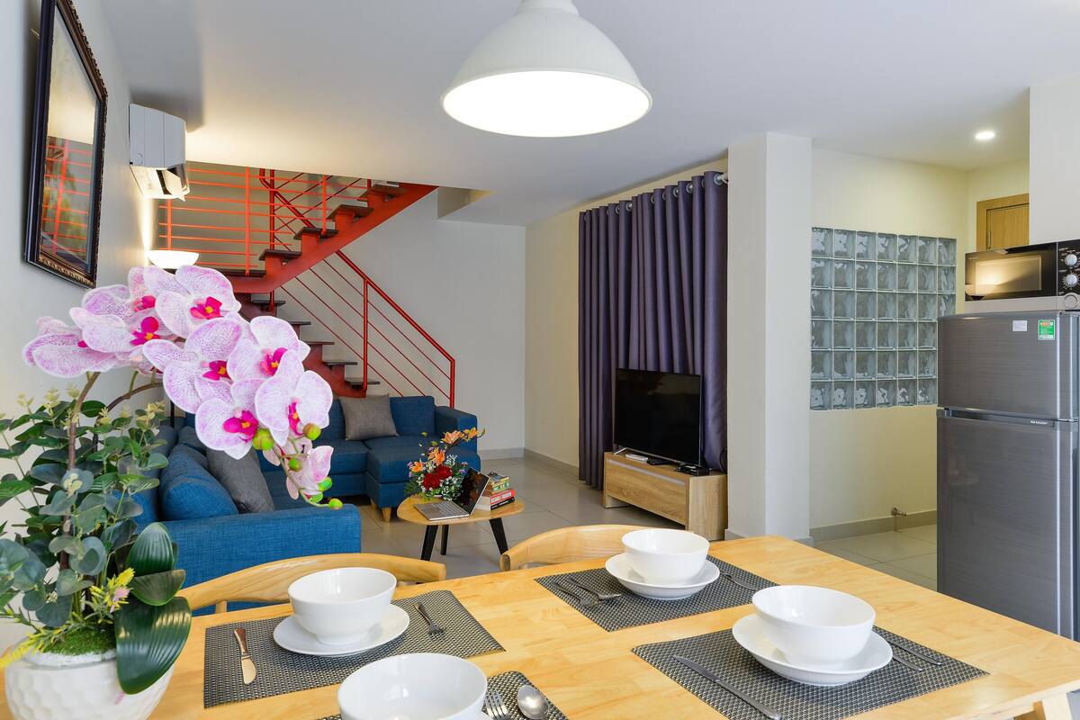Duplex luxo | Área de estar | TV de tela plana 55 cm com canais a cabo, TV