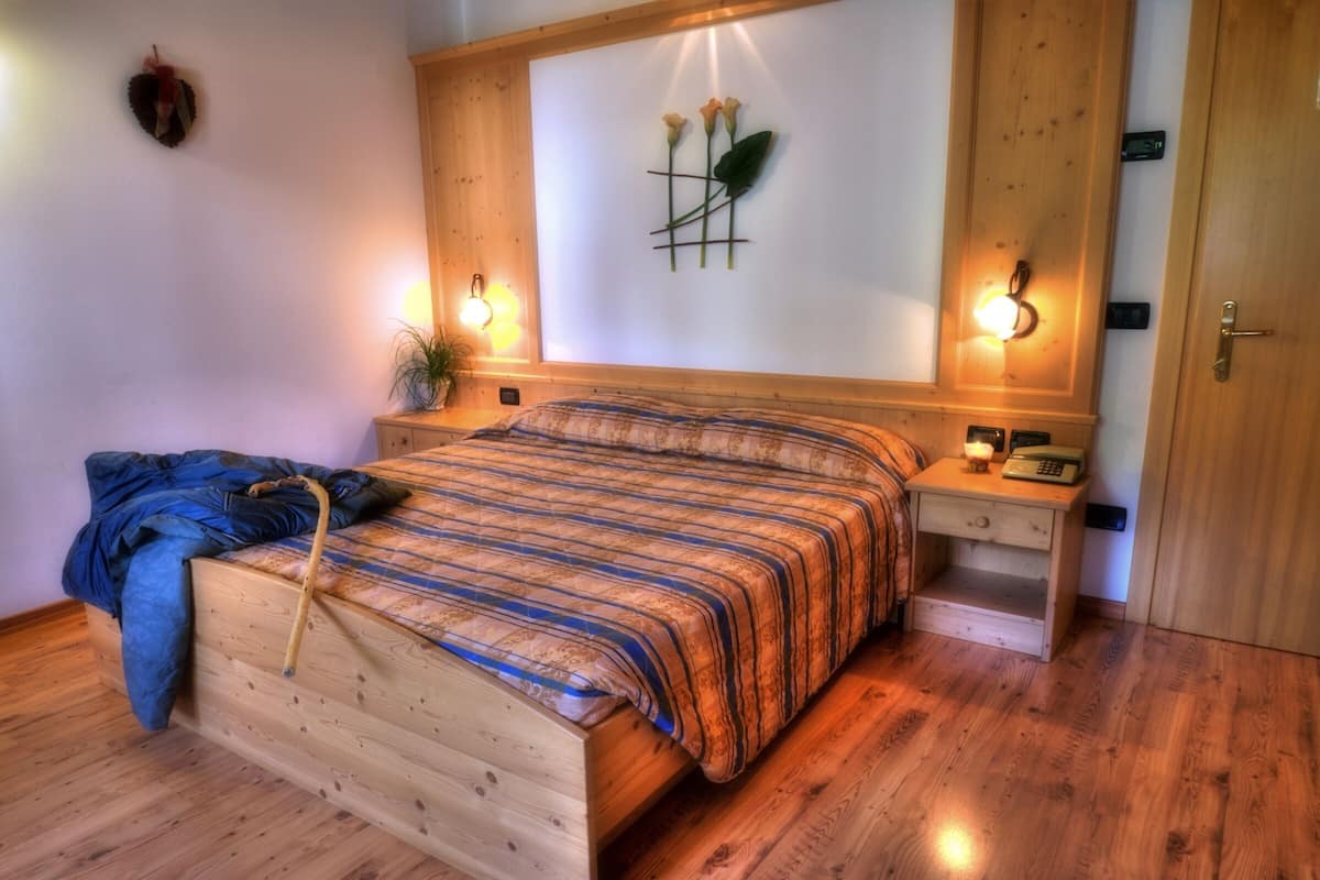 Suite junior, balcón | Caja fuerte, cunas (de pago), wifi gratis y ropa de cama