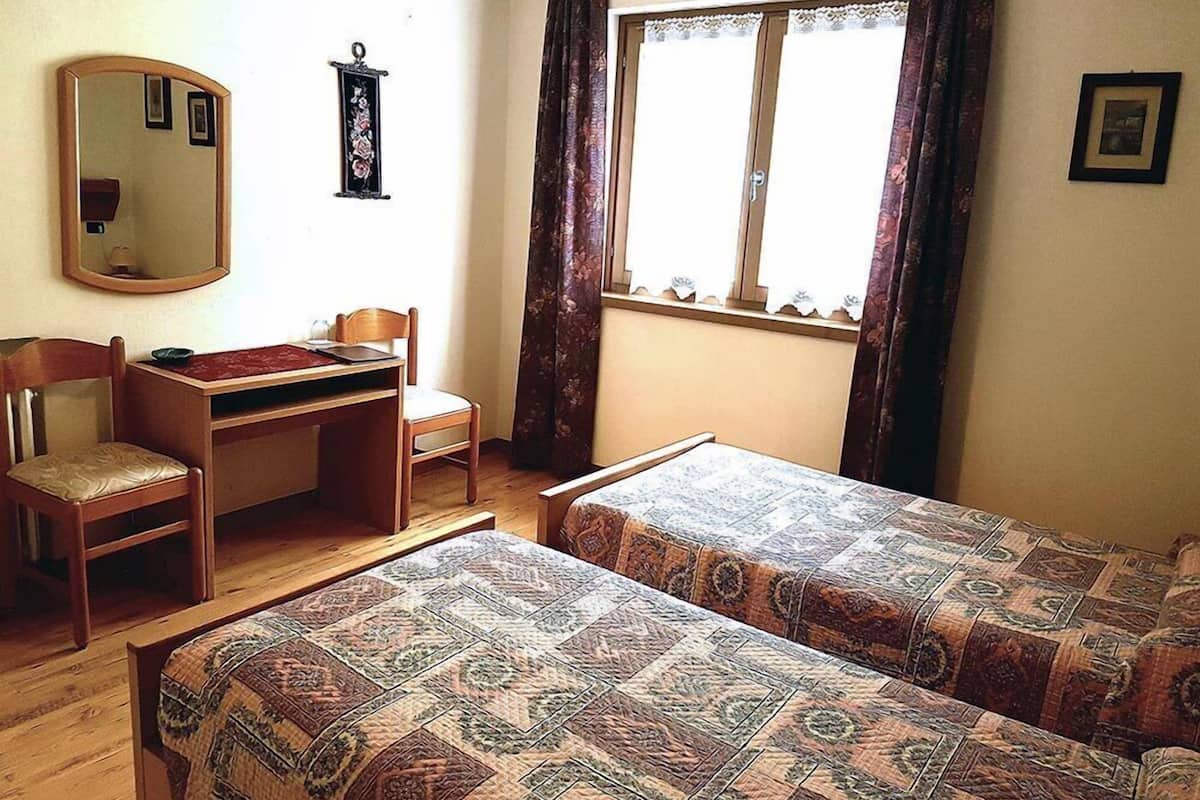 Habitación estándar con 1 cama doble o 2 individuales | Caja fuerte, cunas (de pago), wifi gratis y ropa de cama