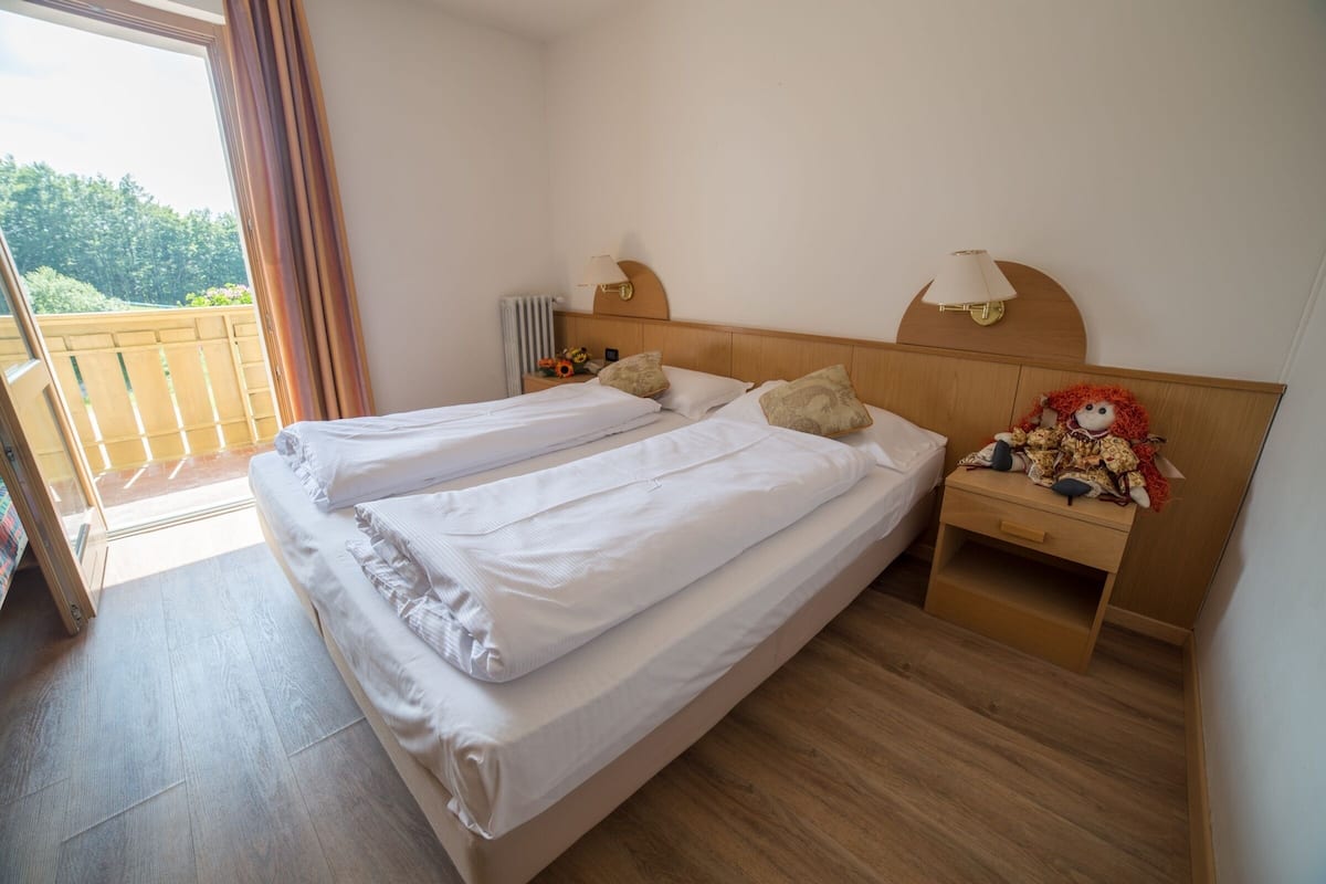 Habitación superior con 1 cama doble o 2 individuales, balcón | Caja fuerte, cunas (de pago), wifi gratis y ropa de cama