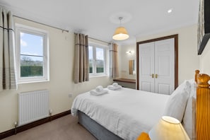 3 bedrooms, iron/ironing board, travel cot, Internet - Conveniently located to explore all that Cornwall and Devon have to offer (SALTASH)