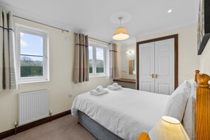 3 bedrooms, iron/ironing board, travel crib, internet - Conveniently located to explore all that Cornwall and Devon have to offer (SALTASH)