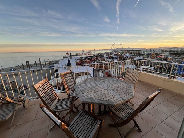 屋外ダイニングエリア