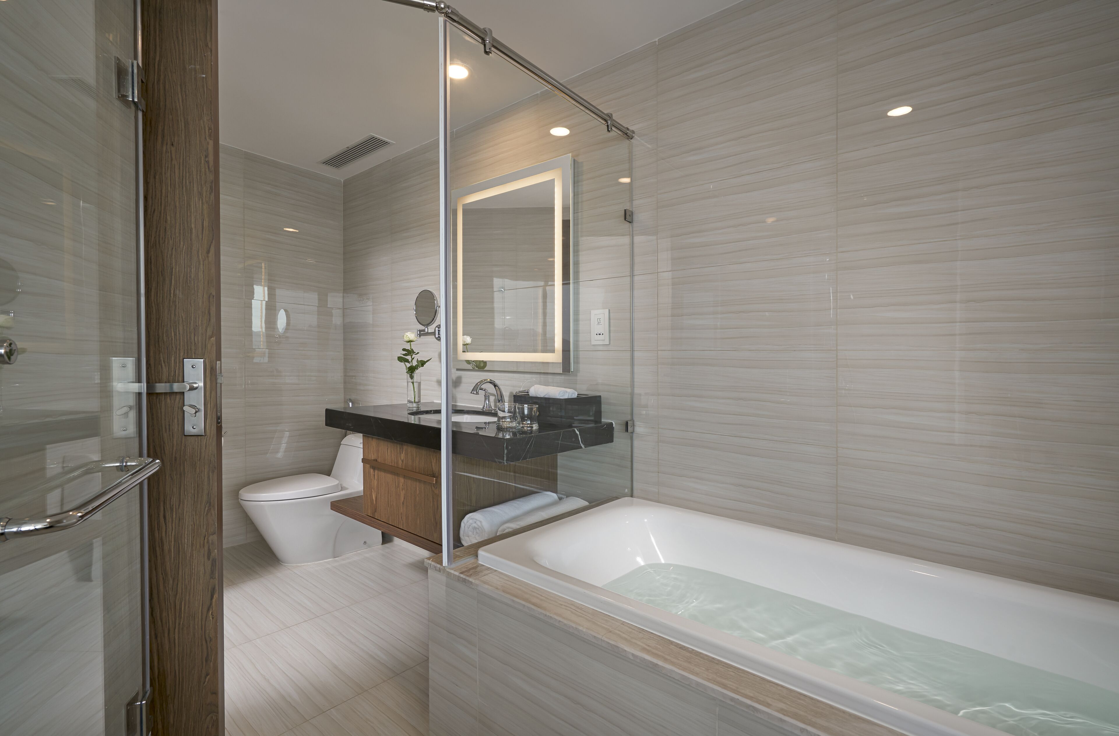 executive king city view | bathroom | free toiletries, hair dryer, bathrobes, slippers