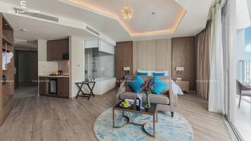 Executive-Zimmer, Meerblick (King) | Wohnbereich | 43-Zoll-Smart-TV mit Digitalempfang, Fernseher