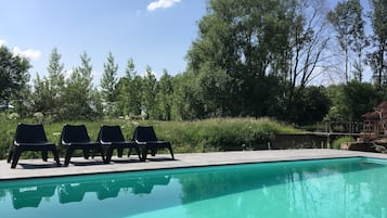 Piscina stagionale all'aperto, lettini