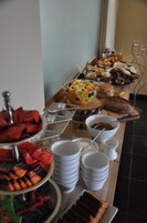 Desayuno buffet diario (EUR 30 por persona)