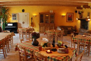 Tägliches einheimisches Frühstück (5 EUR pro Person)