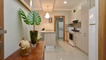 Frigorífico, microondas, horno y cafetera o tetera