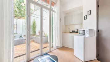 Monolocale, terrazzo (3) | Angolo cottura privato | Frigorifero con congelatore, microonde, piano cottura