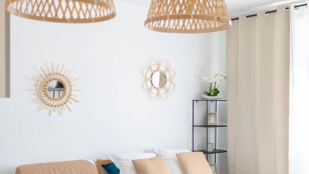 Un dormitorio moderno con cama, mesitas de noche y una silla de madera.