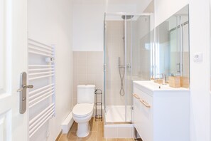 Apartamento City, 1 habitación, cocina, vistas a la ciudad (2) | Baño | Ducha, secador de pelo, toallas y jabón