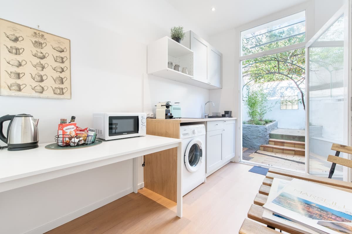 Studio (4) | Cuisine privée | Réfrigérateur grande capacité avec congélateur, four à micro-ondes