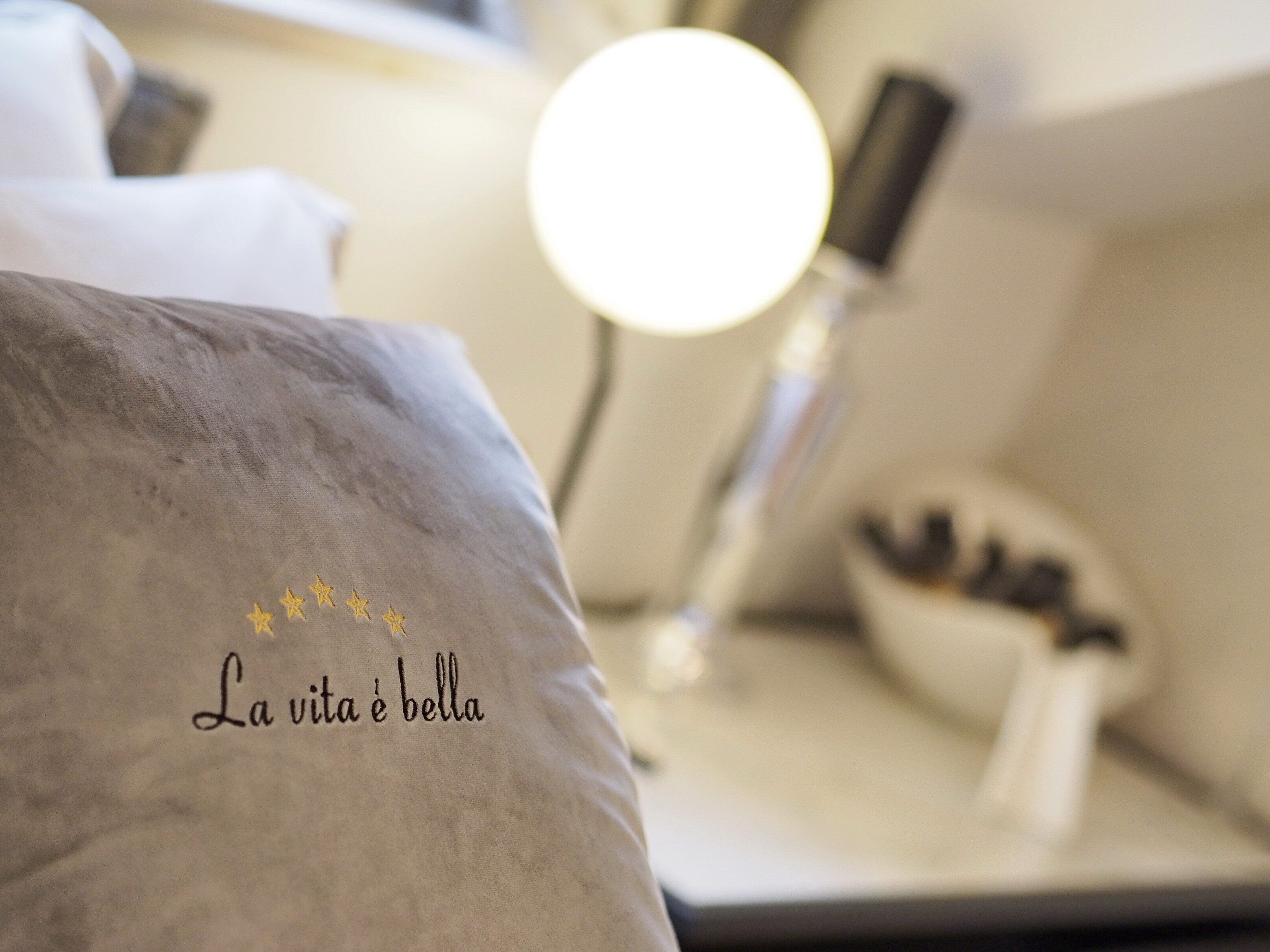 Un lit avec un oreiller orné de motifs brodés et de motifs en forme d’étoiles.