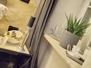 Habitación doble Deluxe (2) | Área de sala de estar | Televisión LCD de 105 cm con canales digitales, televisión y Netflix 
