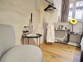 Deluxe Double Room (3) | Living area | 105-cm LCD TV with digital channels, TV, Netflix