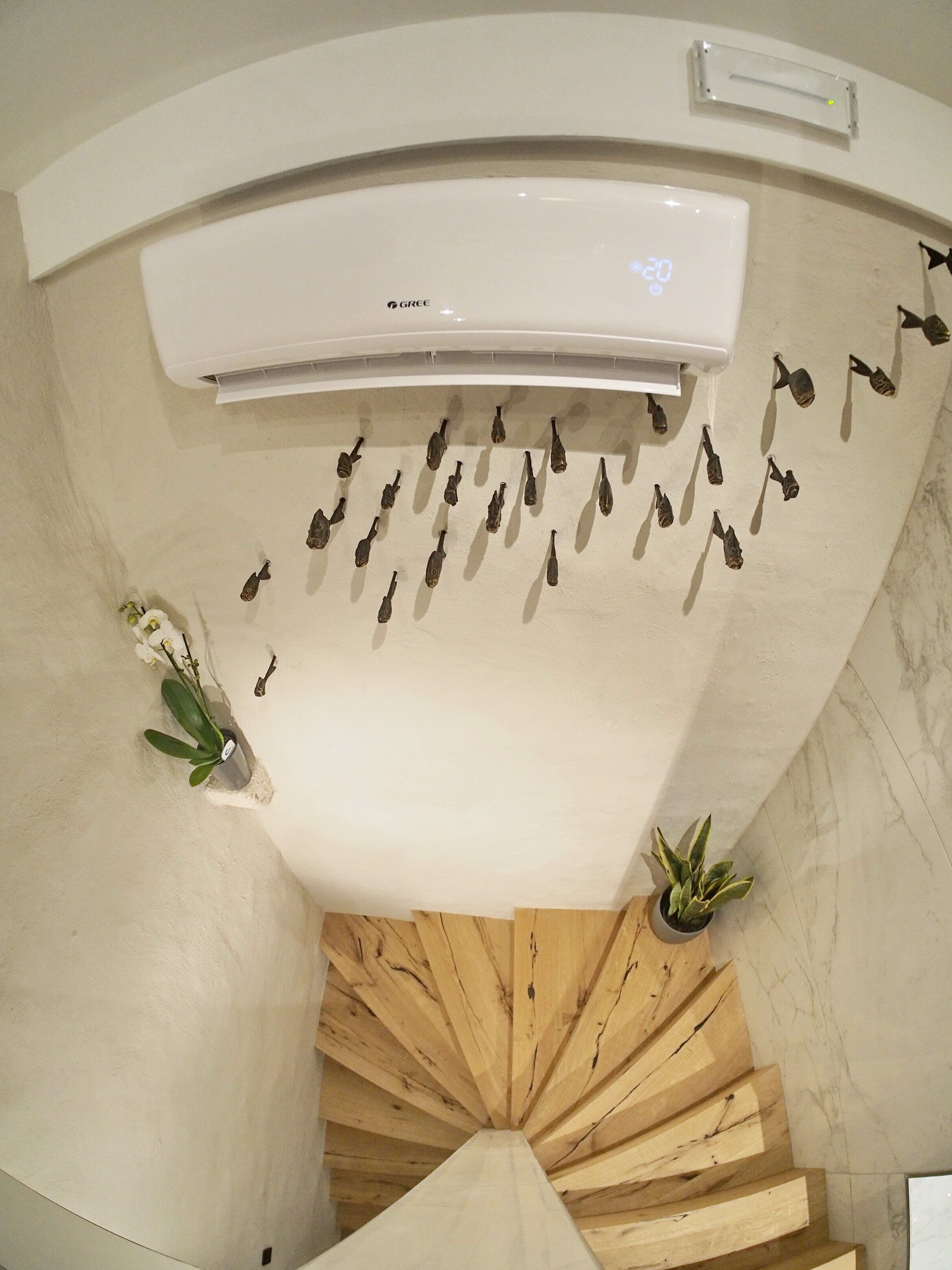 Deluxe tweepersoonskamer (3) | Woonruimte | Een 105-cm lcd-televisie met digitale zenders, een televisie en Netflix