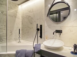 Quarto casal luxo (1) | Banheiro | Produtos de toalete de grife, secador de cabelo, roupões de banho 