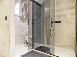 Dobbeltrom – deluxe (3) | Bad | Designertoalettartikler, hårføner, badekåper og tøfler