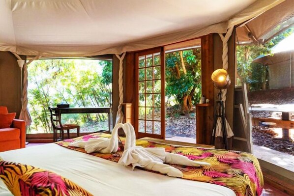 Luxe beddengoed, een minibar, een kluis op de kamer, een bureau