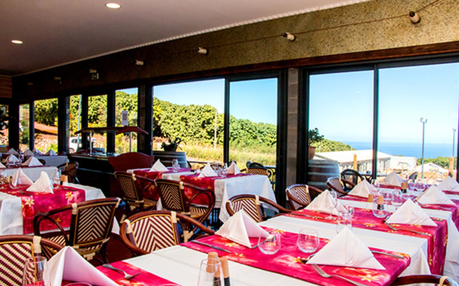 Se sirven desayunos y cocina local e internacional; con vista al mar 