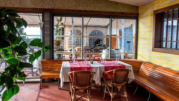 Petit déjeuner, déjeuner, dîner et brunch servis sur place