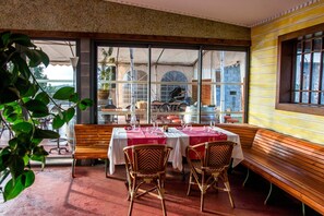 Serviço de café da manhã, local e internacional, vistas para o mar