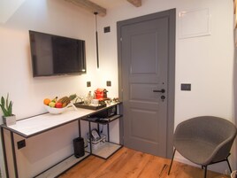 高级双人房 (2) | 客厅 | 105-厘米纯平电视（配备数码频道）、电视、Netflix