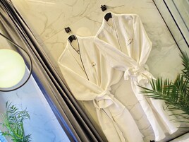 高级双人房 (1) | 浴室服务设施 | 名牌洗护用品、吹风机、浴袍、拖鞋