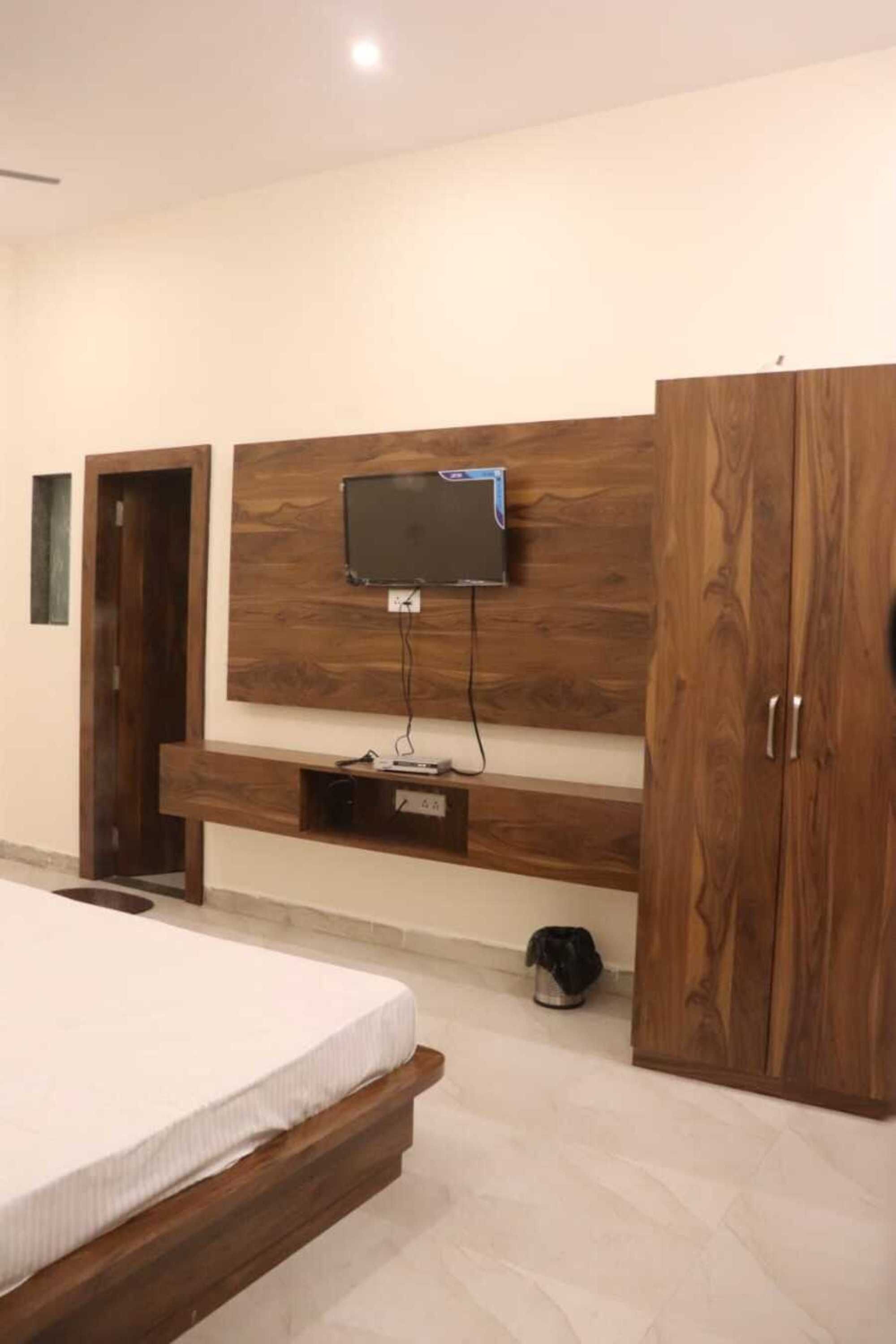 Deluxe Room | Television