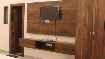 Deluxe Room | Television