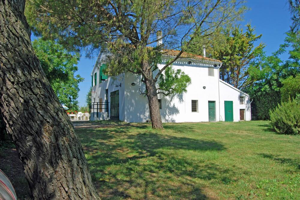 Farmhouse for large families in the Marche countryside, 1.5 km from the sea