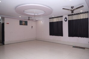 Lobby - Hotel Chandra Garden (Mathura)