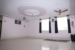 Lobby - Hotel Chandra Garden (Mathura)