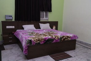 Deluxe Room | Living room - Hotel Chandra Garden (Mathura)