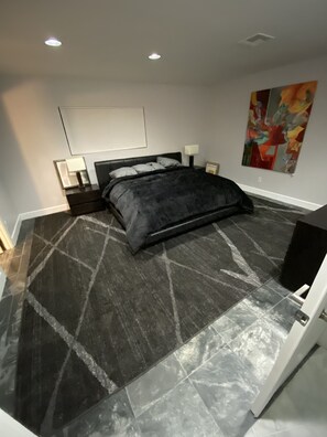 1 slaapkamer, een strijkplank/strijkijzer, wifi, beddengoed