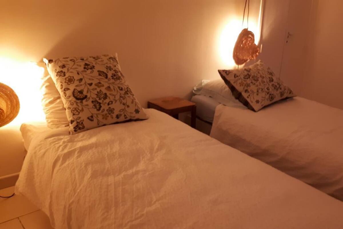 Twin Room, Shared Bathroom (Douce) | Individually decorated, individually furnished, iron/ironing board