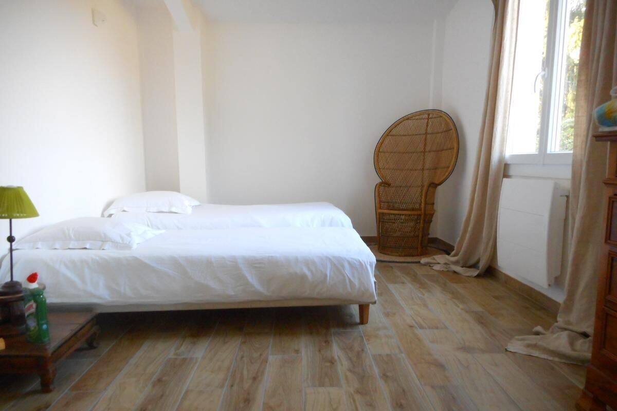 Twin Room, Private Bathroom (Lune) | Individually decorated, individually furnished, iron/ironing board