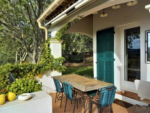 屋外ダイニングエリア