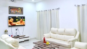 Deluxe Villa | Lobby sitting area - Swarnam Villa (Mahabaleshwar)